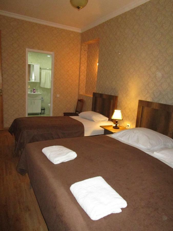 Guest House T&N 库塔伊西 外观 照片