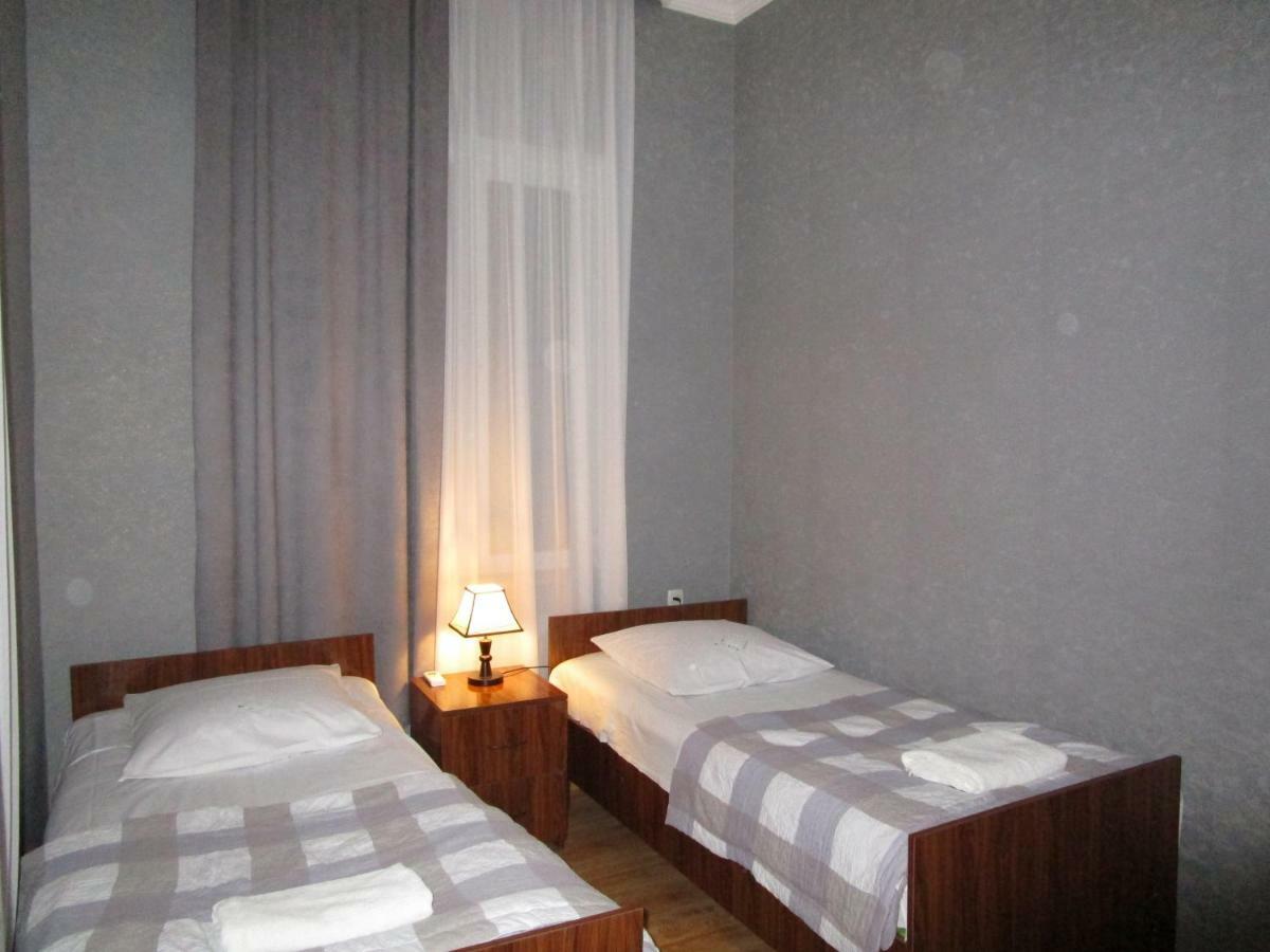 Guest House T&N 库塔伊西 外观 照片